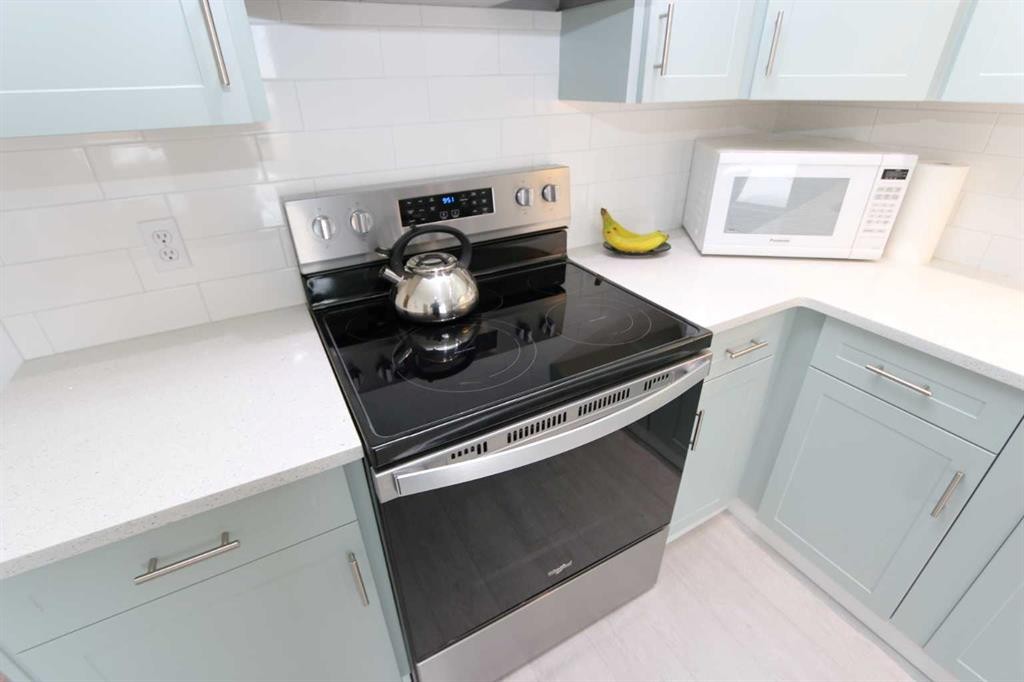 6719 Coach Hill Road Sw, Calgary, AB - Indoor Photo Showing Kitchen