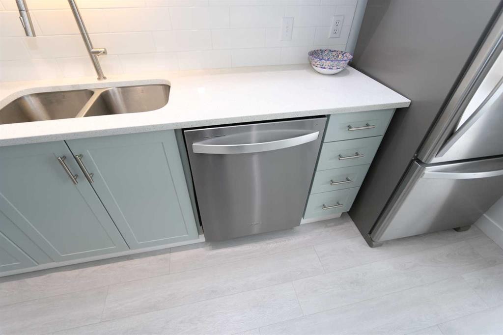 6719 Coach Hill Road Sw, Calgary, AB - Indoor Photo Showing Kitchen With Double Sink