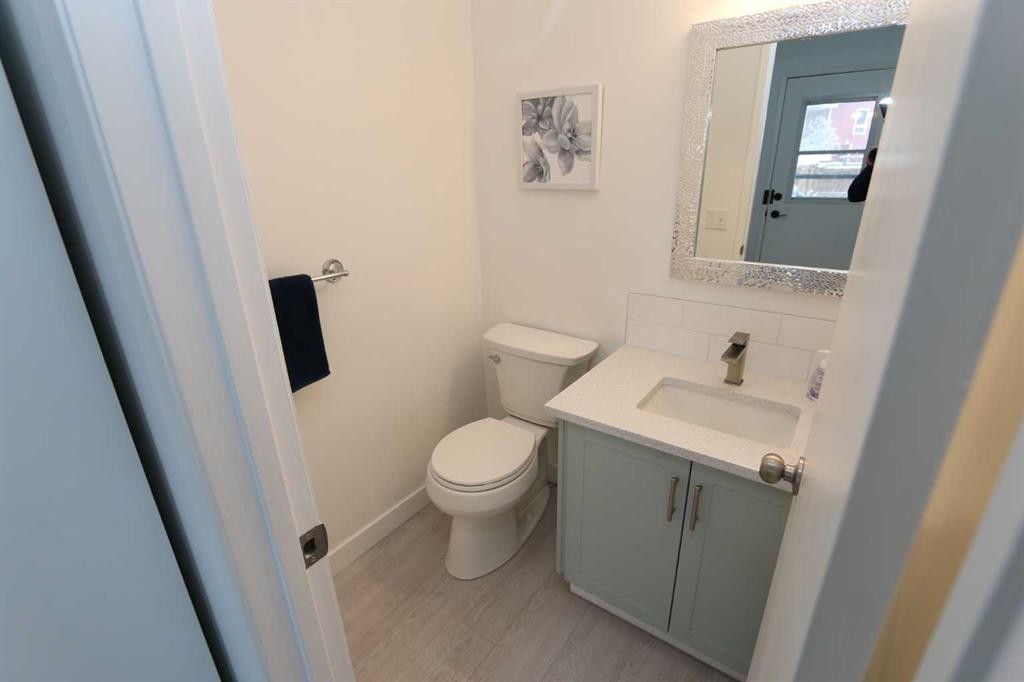6719 Coach Hill Road Sw, Calgary, AB - Indoor Photo Showing Bathroom