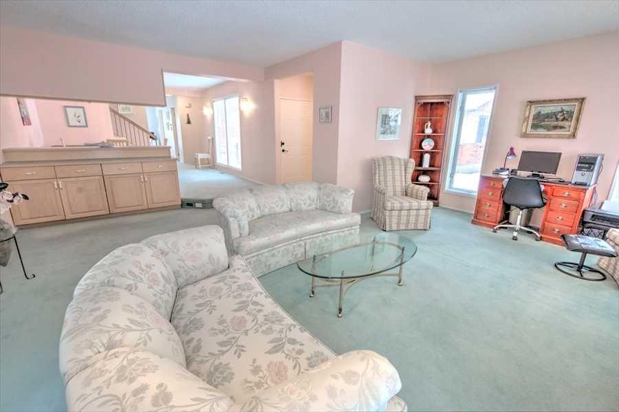 6719 Coach Hill Road Sw, Calgary, AB - Indoor Photo Showing Living Room