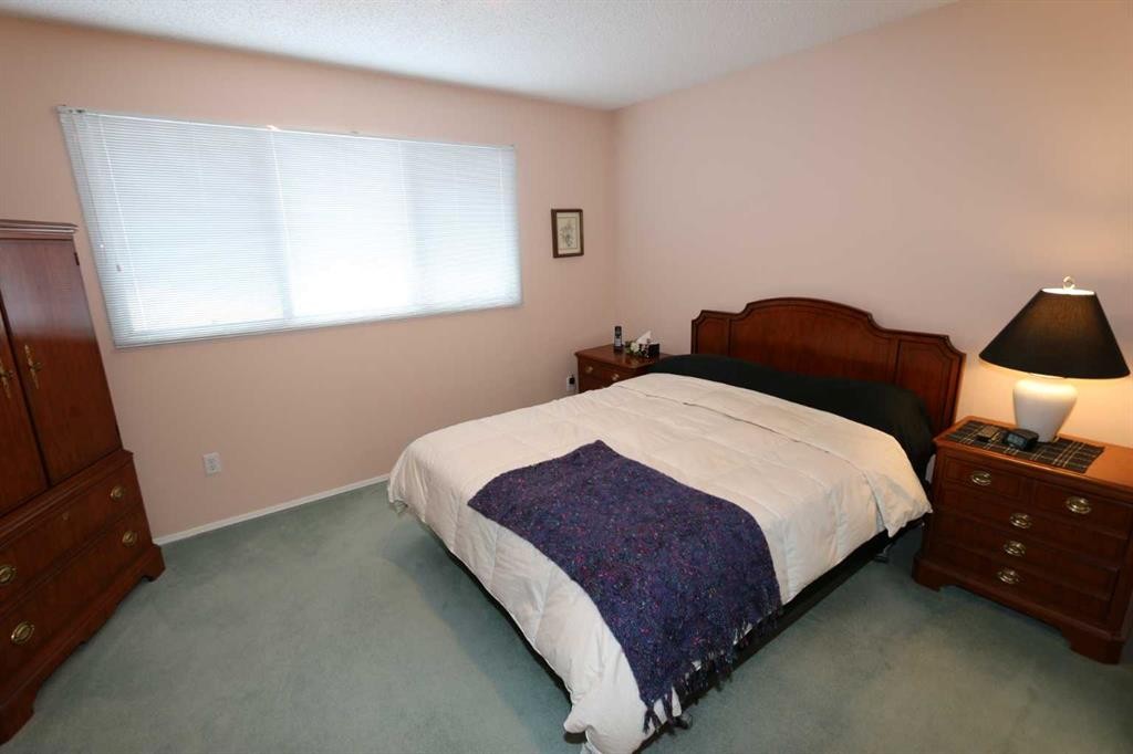 6719 Coach Hill Road Sw, Calgary, AB - Indoor Photo Showing Bedroom