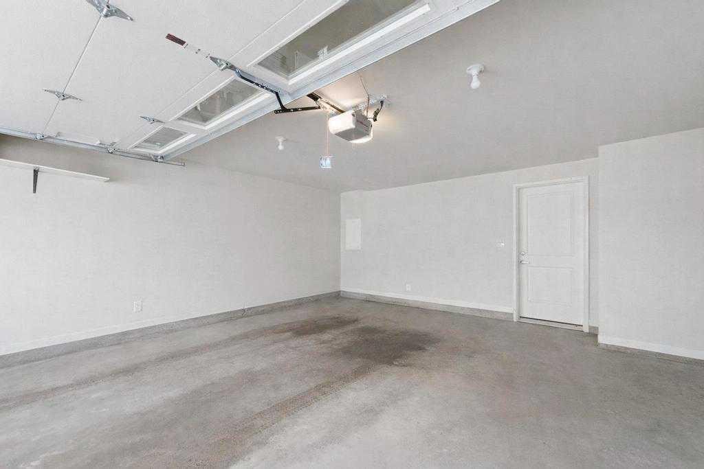 148 Legacy Point Se, Calgary, AB - Indoor Photo Showing Garage