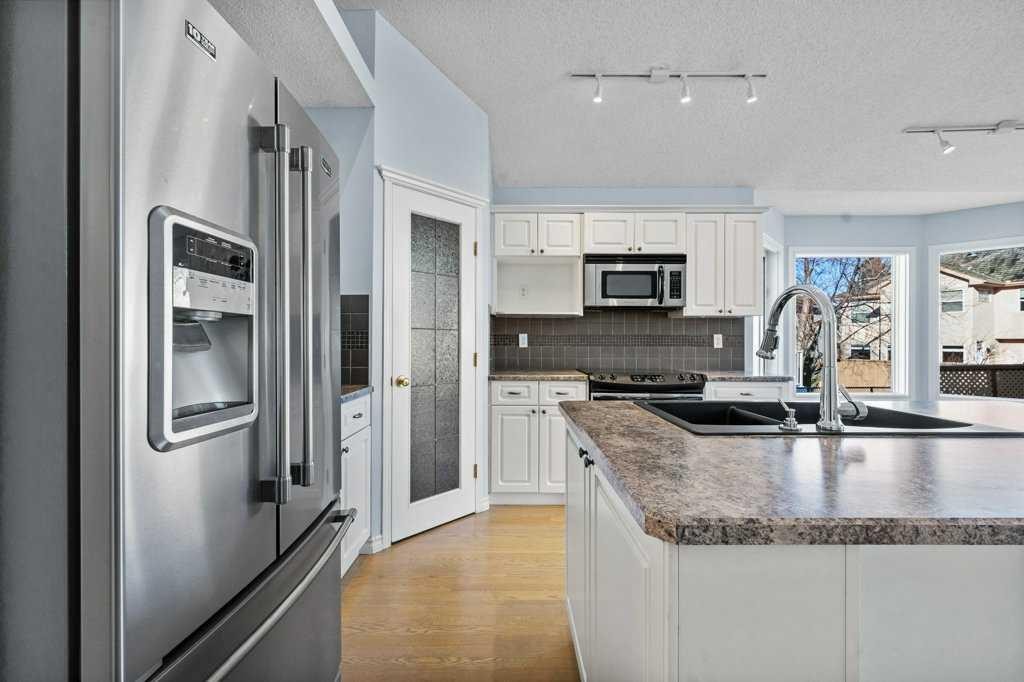 58 Chaparral Close Se, Calgary, AB - Indoor Photo Showing Kitchen With Double Sink With Upgraded Kitchen