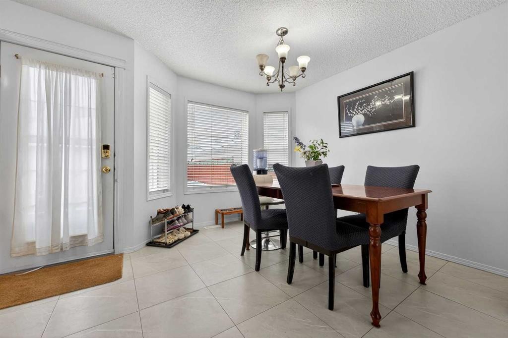 14 Hidden Ranch Hill Nw, Calgary, AB - Indoor Photo Showing Dining Room