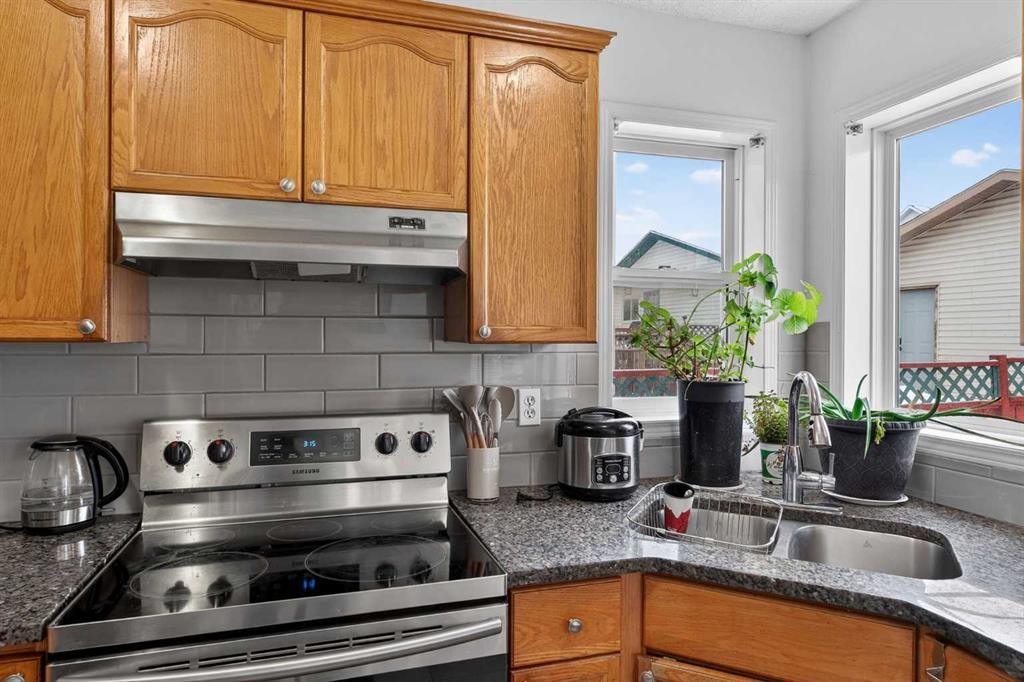 14 Hidden Ranch Hill Nw, Calgary, AB - Indoor Photo Showing Kitchen With Double Sink