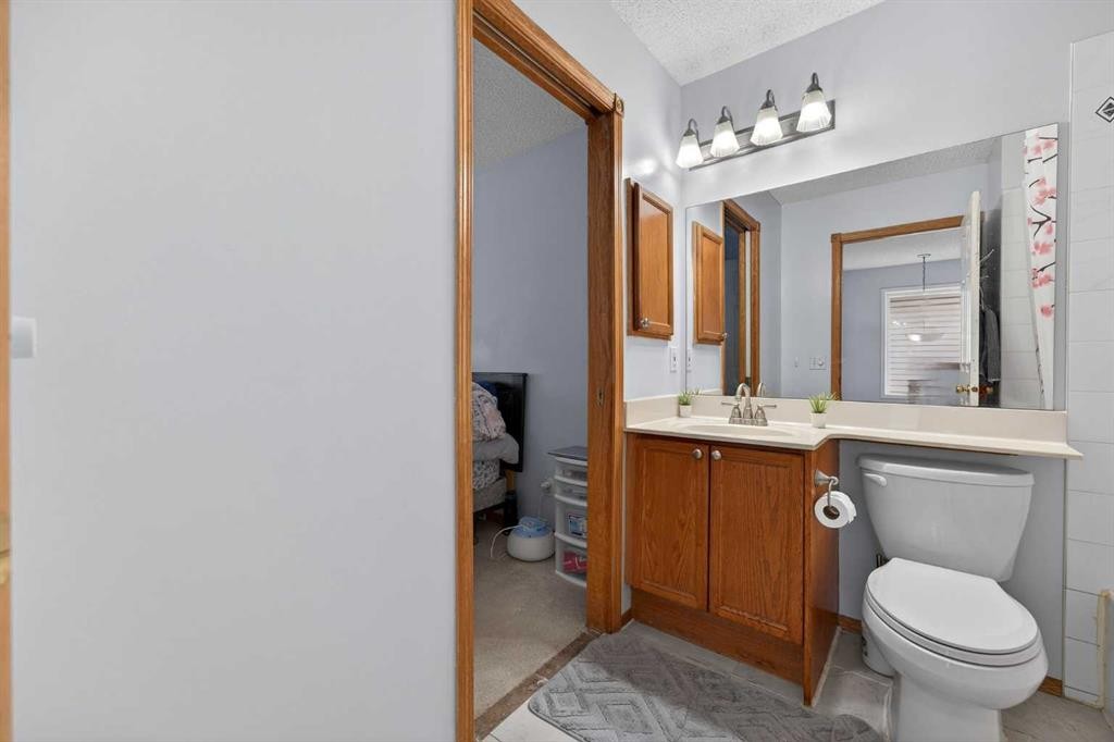 14 Hidden Ranch Hill Nw, Calgary, AB - Indoor Photo Showing Bathroom