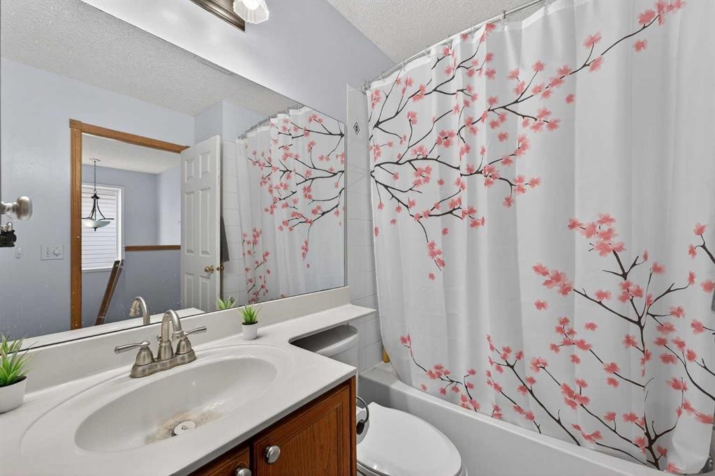 14 Hidden Ranch Hill Nw, Calgary, AB - Indoor Photo Showing Bathroom