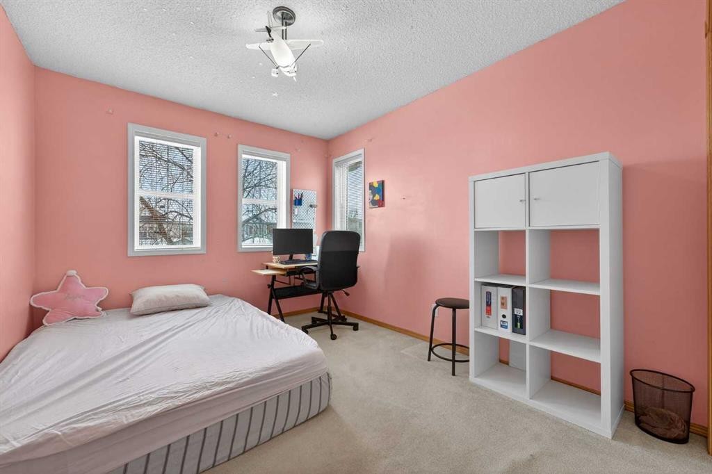 14 Hidden Ranch Hill Nw, Calgary, AB - Indoor Photo Showing Bedroom