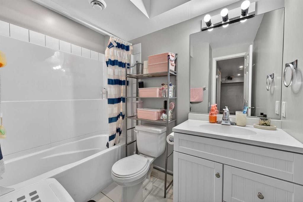 14 Hidden Ranch Hill Nw, Calgary, AB - Indoor Photo Showing Bathroom