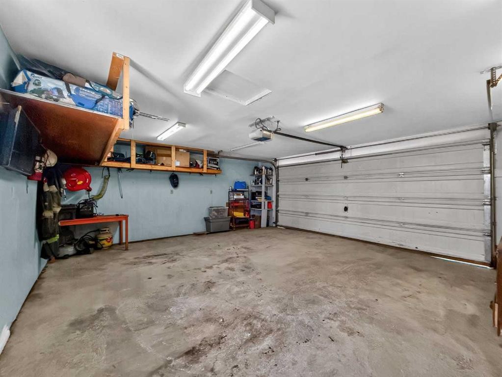 14 Hidden Ranch Hill Nw, Calgary, AB - Indoor Photo Showing Garage