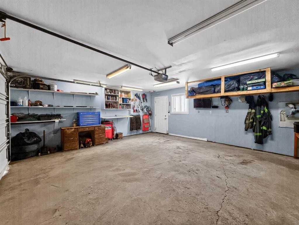 14 Hidden Ranch Hill Nw, Calgary, AB - Indoor Photo Showing Garage