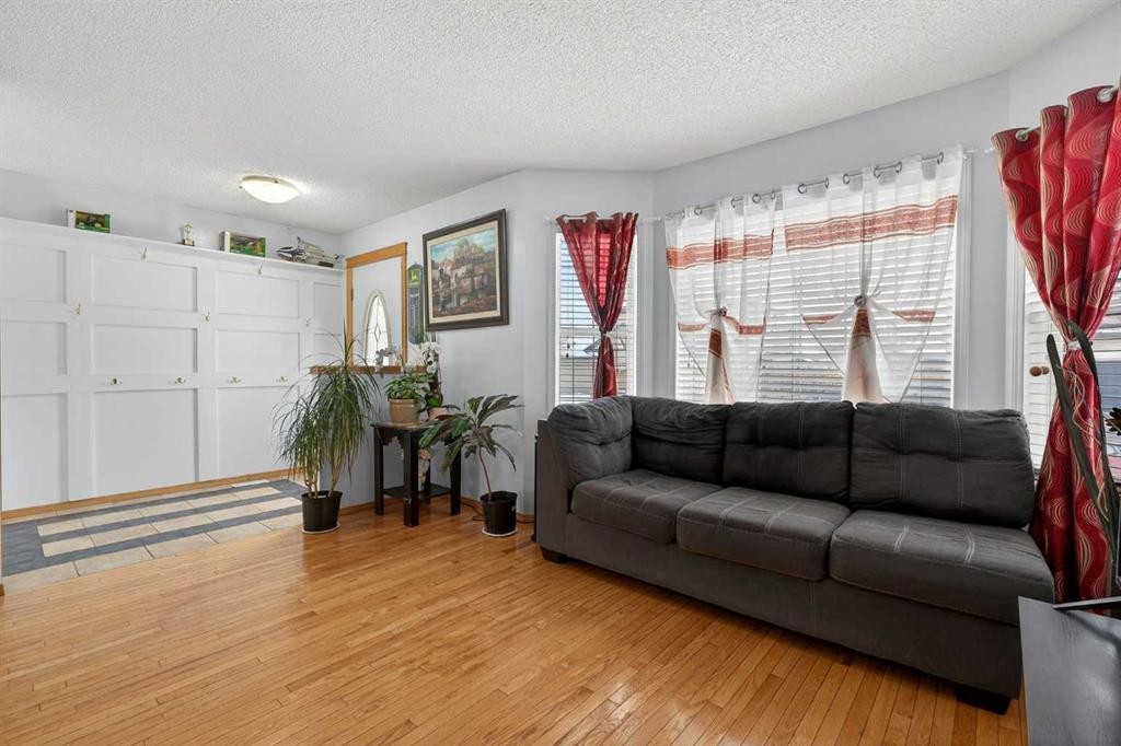 14 Hidden Ranch Hill Nw, Calgary, AB - Indoor Photo Showing Living Room