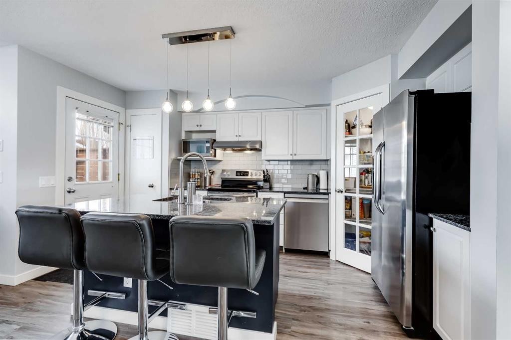 138 Prestwick Circle Se, Calgary, AB - Indoor Photo Showing Kitchen With Upgraded Kitchen