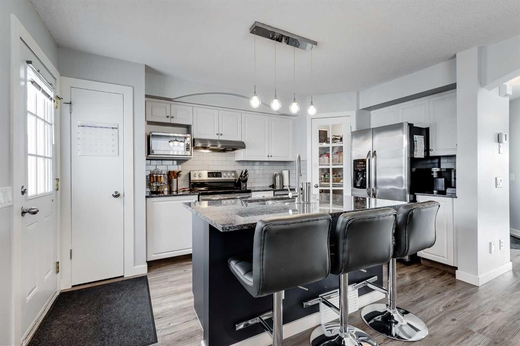 138 Prestwick Circle Se, Calgary, AB - Indoor Photo Showing Kitchen