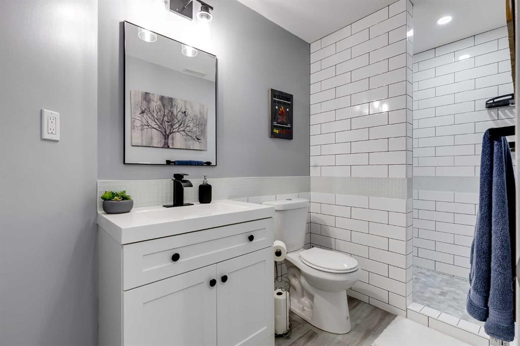 138 Prestwick Circle Se, Calgary, AB - Indoor Photo Showing Bathroom