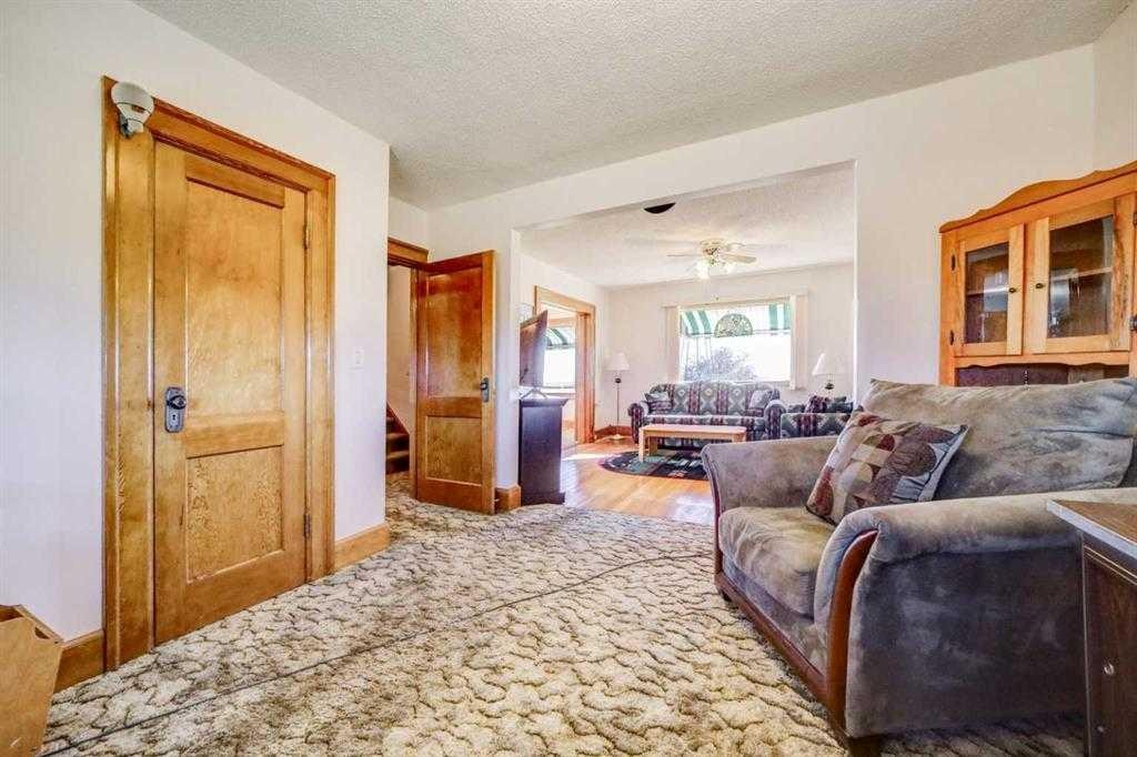134004 Range Rd 223, Rural Vulcan County, AB - Indoor Photo Showing Living Room
