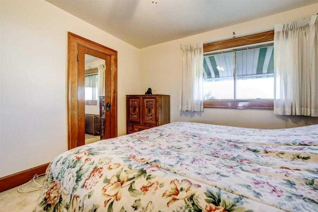 134004 Range Rd 223, Rural Vulcan County, AB - Indoor Photo Showing Bedroom