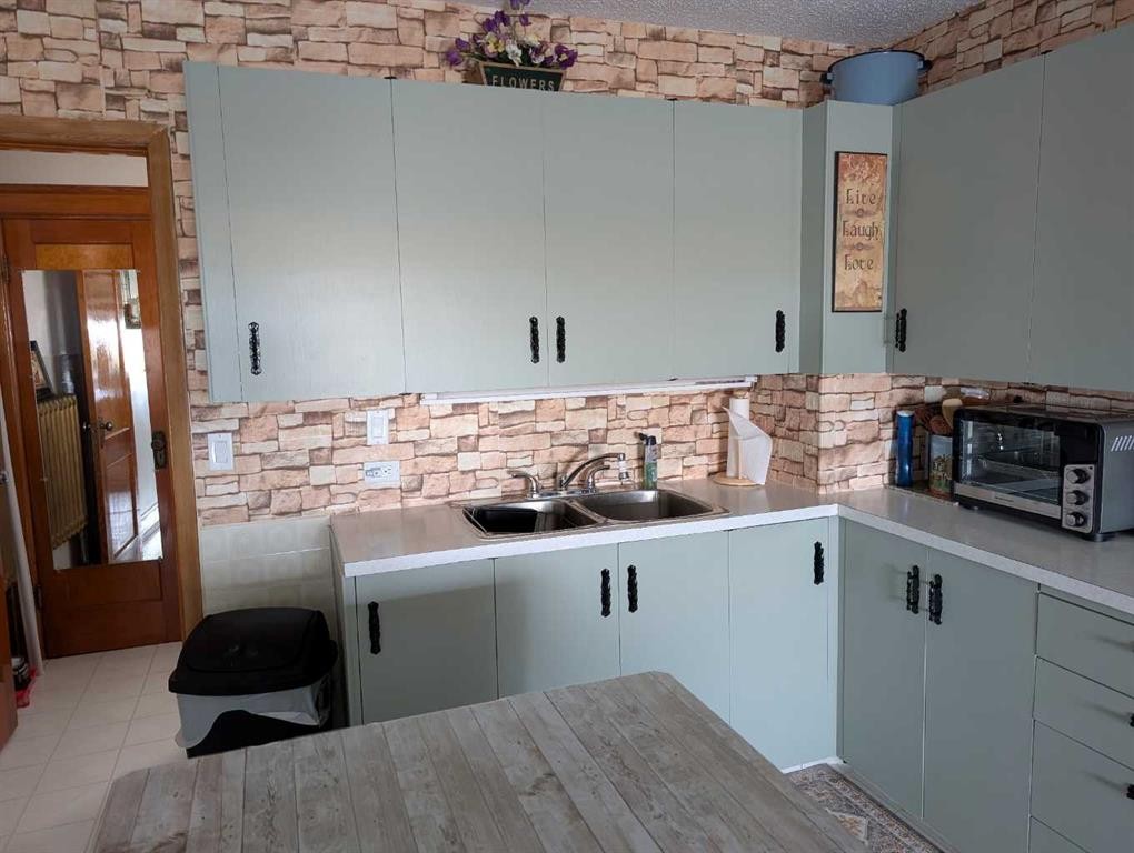 134004 Range Rd 223, Rural Vulcan County, AB - Indoor Photo Showing Kitchen With Double Sink