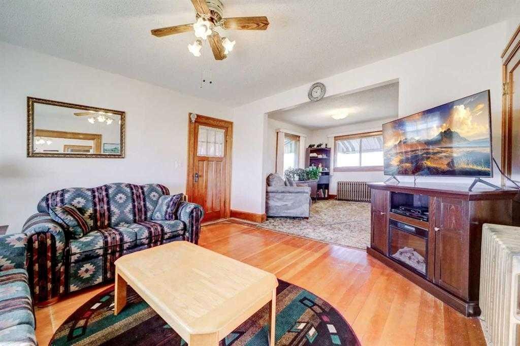 134004 Range Rd 223, Rural Vulcan County, AB - Indoor Photo Showing Living Room