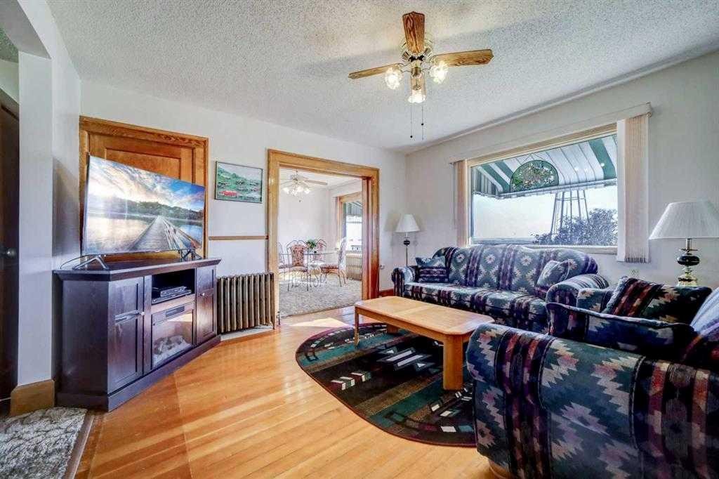 134004 Range Rd 223, Rural Vulcan County, AB - Indoor Photo Showing Living Room