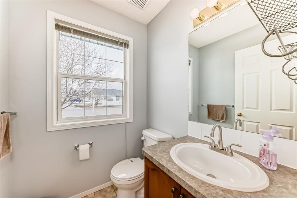 835 Westmount Drive, Strathmore, AB - Indoor Photo Showing Bathroom