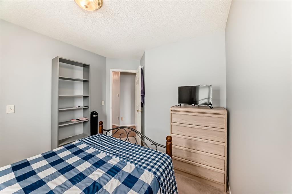 835 Westmount Drive, Strathmore, AB - Indoor Photo Showing Bedroom
