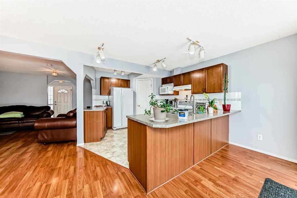 835 Westmount Drive, Strathmore, AB - Indoor Photo Showing Kitchen
