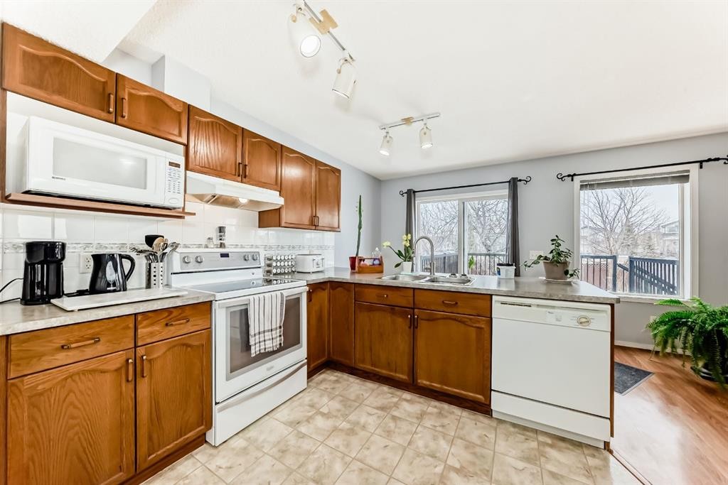 835 Westmount Drive, Strathmore, AB - Indoor Photo Showing Kitchen