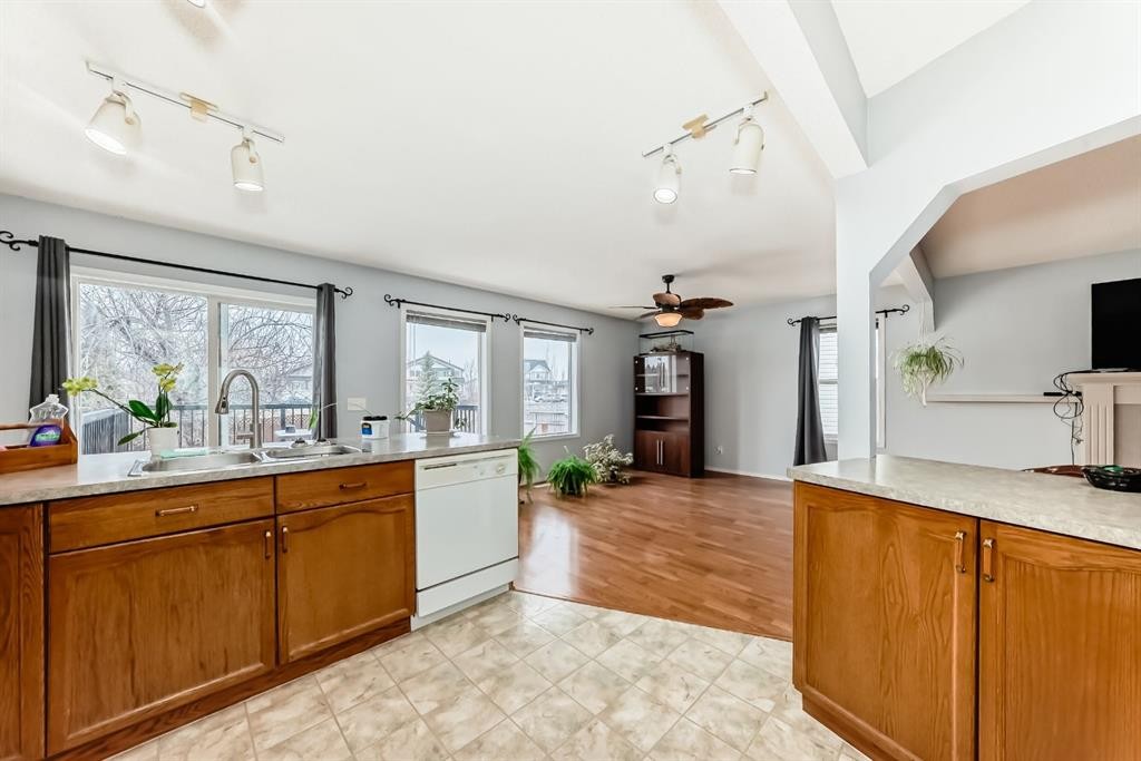 835 Westmount Drive, Strathmore, AB - Indoor Photo Showing Kitchen
