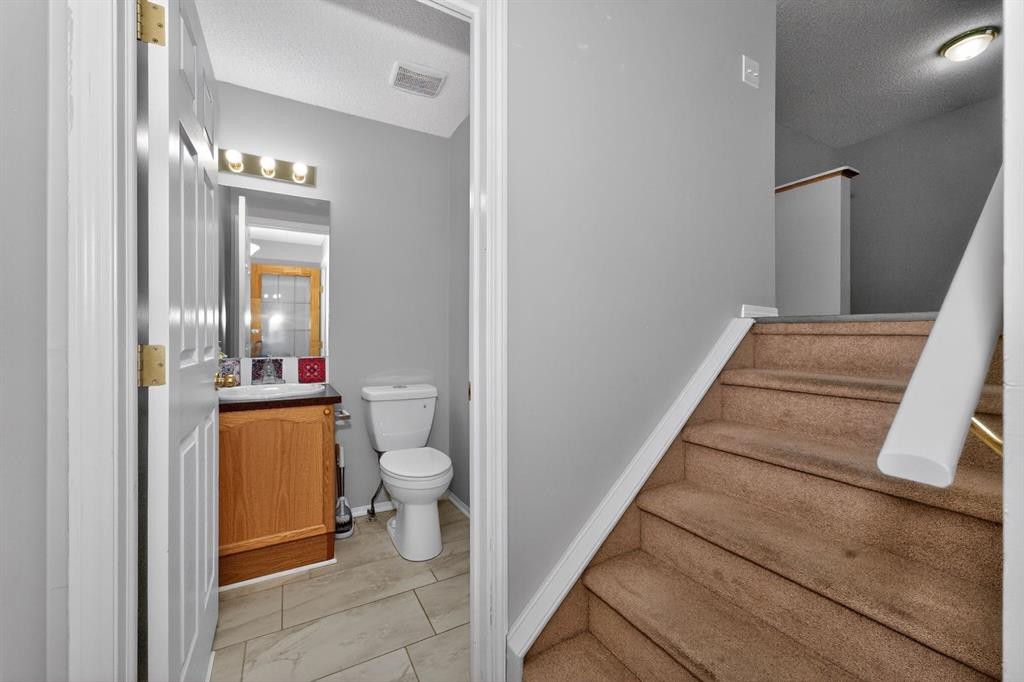 42 Royal Elm Drive Nw, Calgary, AB - Indoor Photo Showing Bathroom