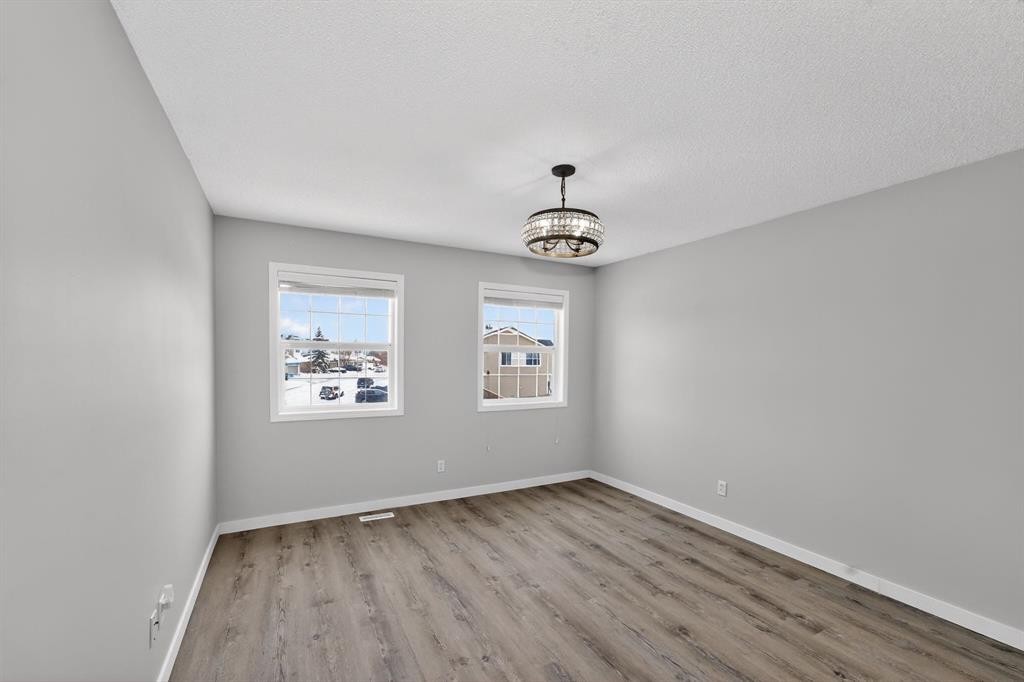 42 Royal Elm Drive Nw, Calgary, AB - Indoor Photo Showing Other Room