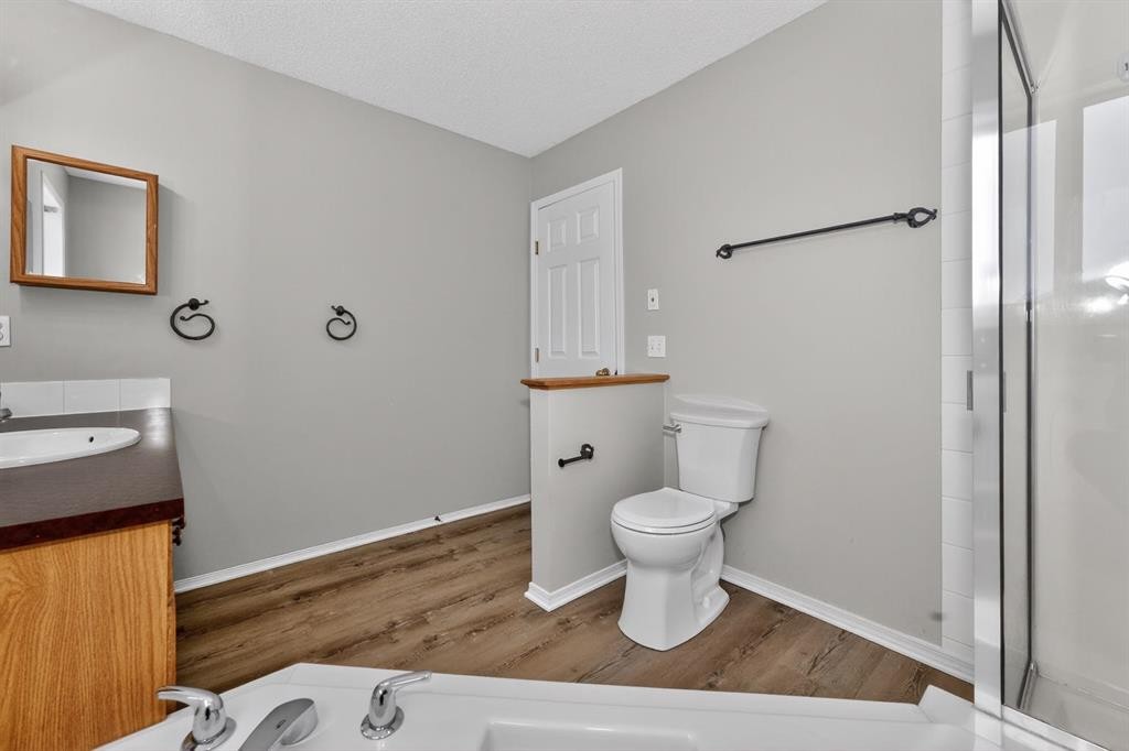 42 Royal Elm Drive Nw, Calgary, AB - Indoor Photo Showing Bathroom