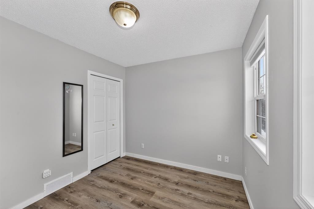 42 Royal Elm Drive Nw, Calgary, AB - Indoor Photo Showing Other Room
