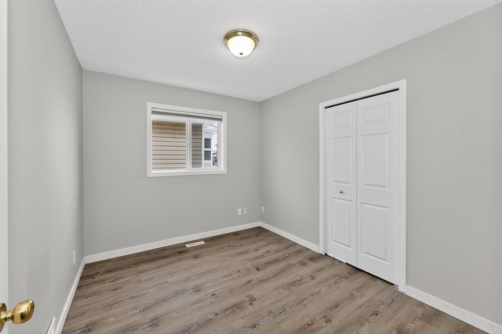 42 Royal Elm Drive Nw, Calgary, AB - Indoor Photo Showing Other Room
