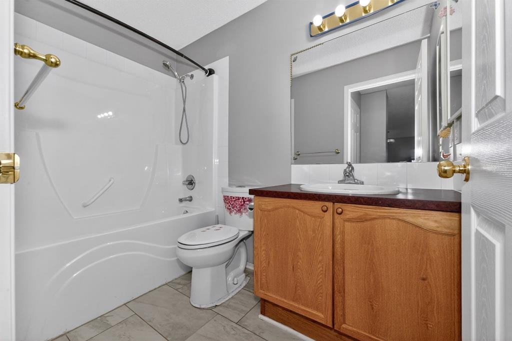 42 Royal Elm Drive Nw, Calgary, AB - Indoor Photo Showing Bathroom