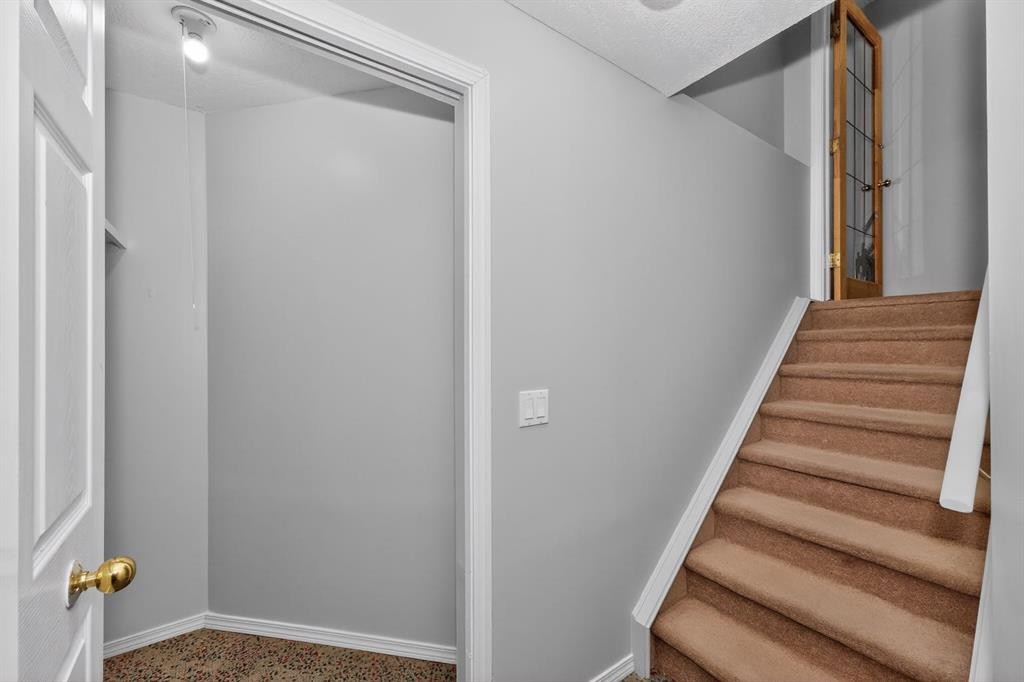 42 Royal Elm Drive Nw, Calgary, AB - Indoor Photo Showing Other Room
