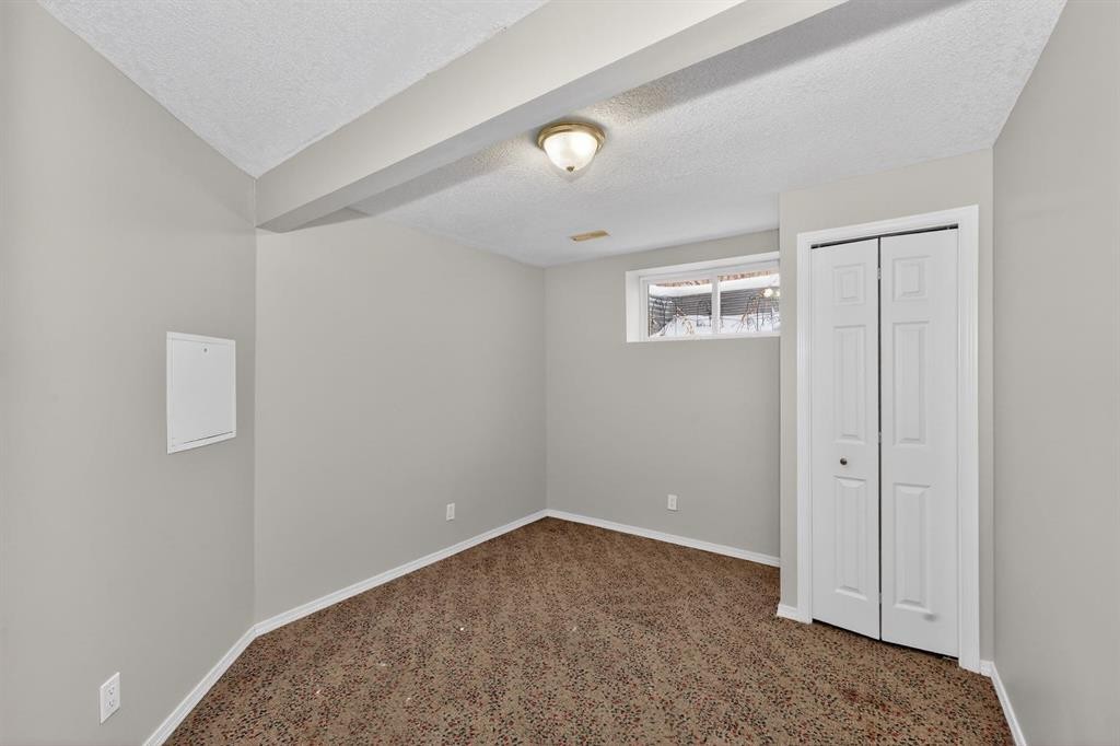 42 Royal Elm Drive Nw, Calgary, AB - Indoor Photo Showing Other Room