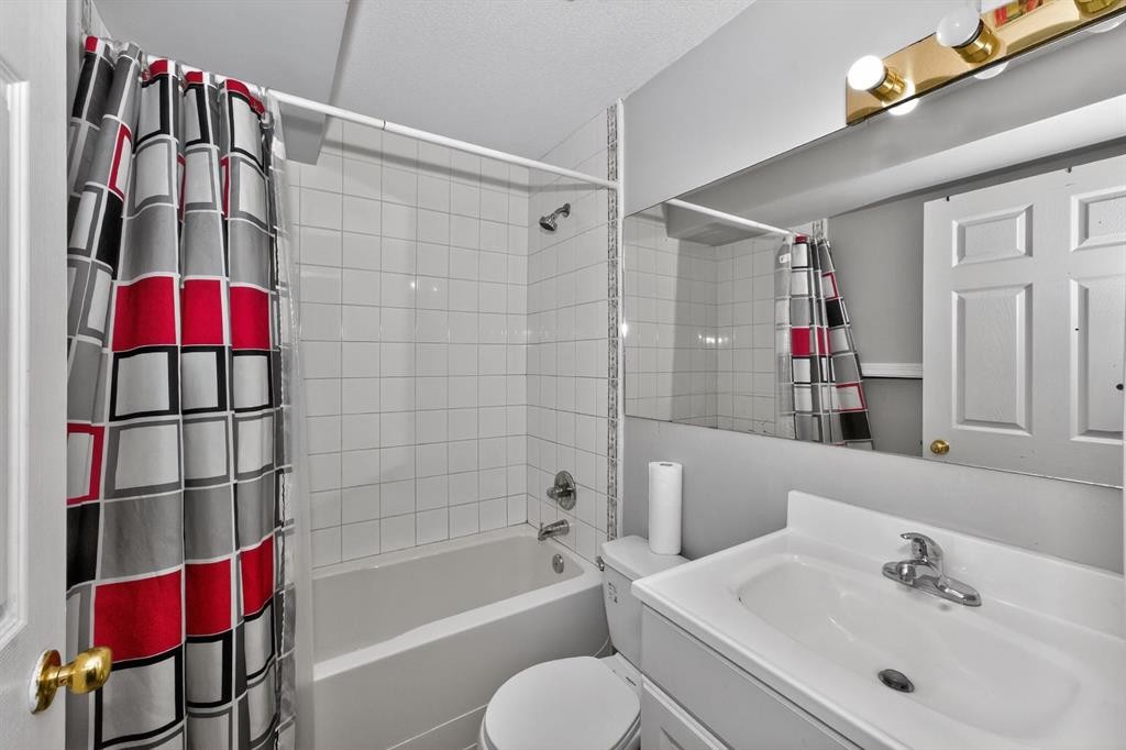 42 Royal Elm Drive Nw, Calgary, AB - Indoor Photo Showing Bathroom