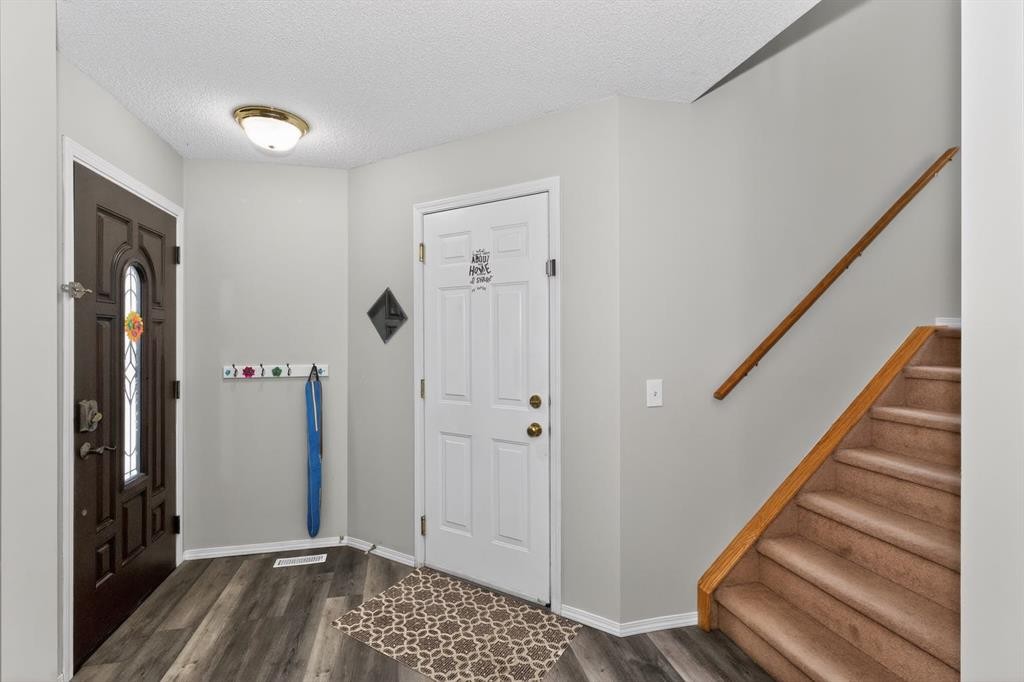 42 Royal Elm Drive Nw, Calgary, AB - Indoor Photo Showing Other Room