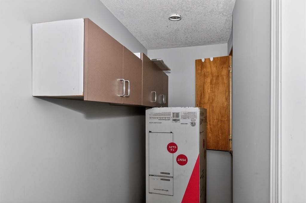 42 Royal Elm Drive Nw, Calgary, AB - Indoor