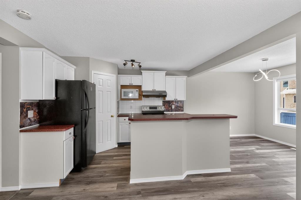 42 Royal Elm Drive Nw, Calgary, AB - Indoor Photo Showing Kitchen