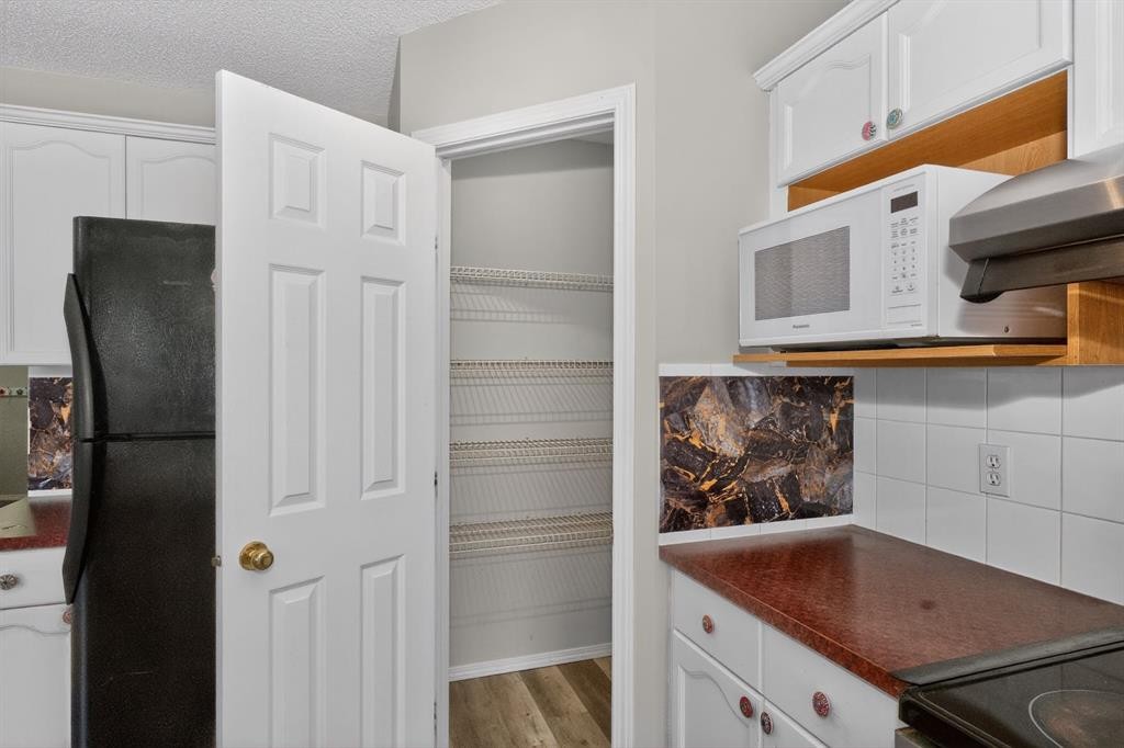 42 Royal Elm Drive Nw, Calgary, AB - Indoor Photo Showing Kitchen