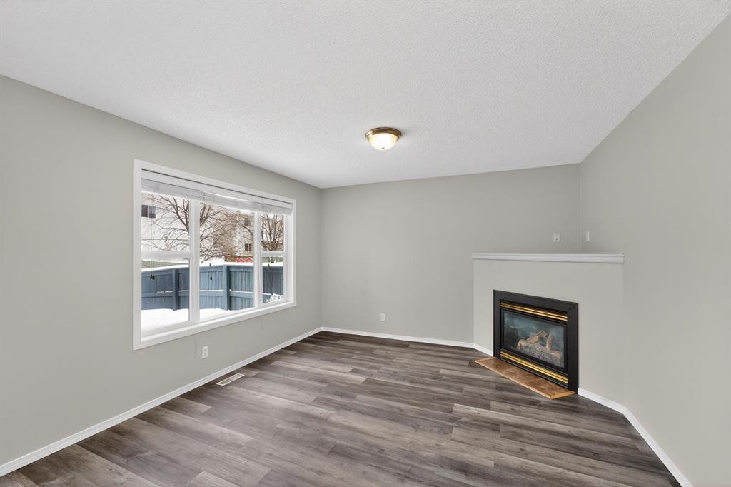 42 Royal Elm Drive Nw, Calgary, AB - Indoor Photo Showing Living Room With Fireplace
