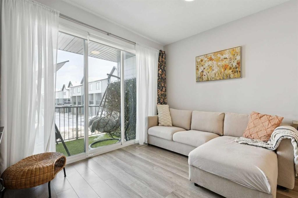 579 Evanston Link, Calgary, AB - Indoor Photo Showing Living Room