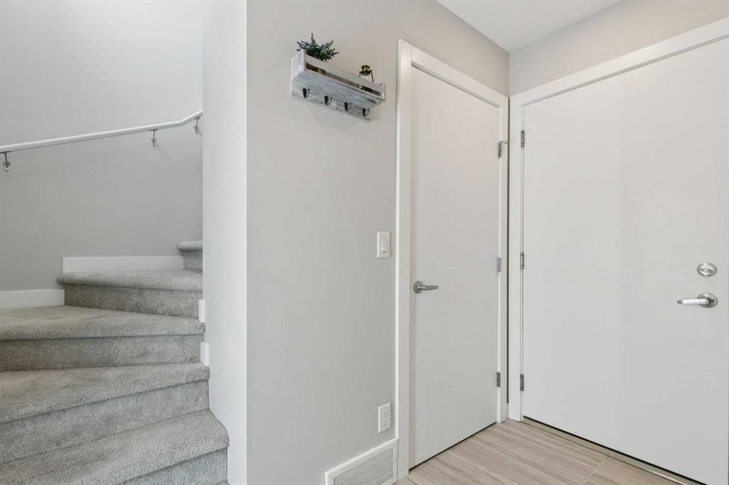 579 Evanston Link, Calgary, AB - Indoor Photo Showing Other Room