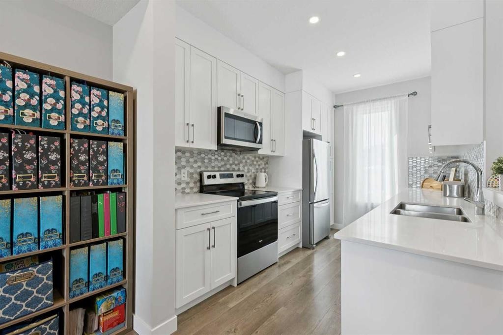579 Evanston Link, Calgary, AB - Indoor Photo Showing Kitchen With Stainless Steel Kitchen With Double Sink With Upgraded Kitchen