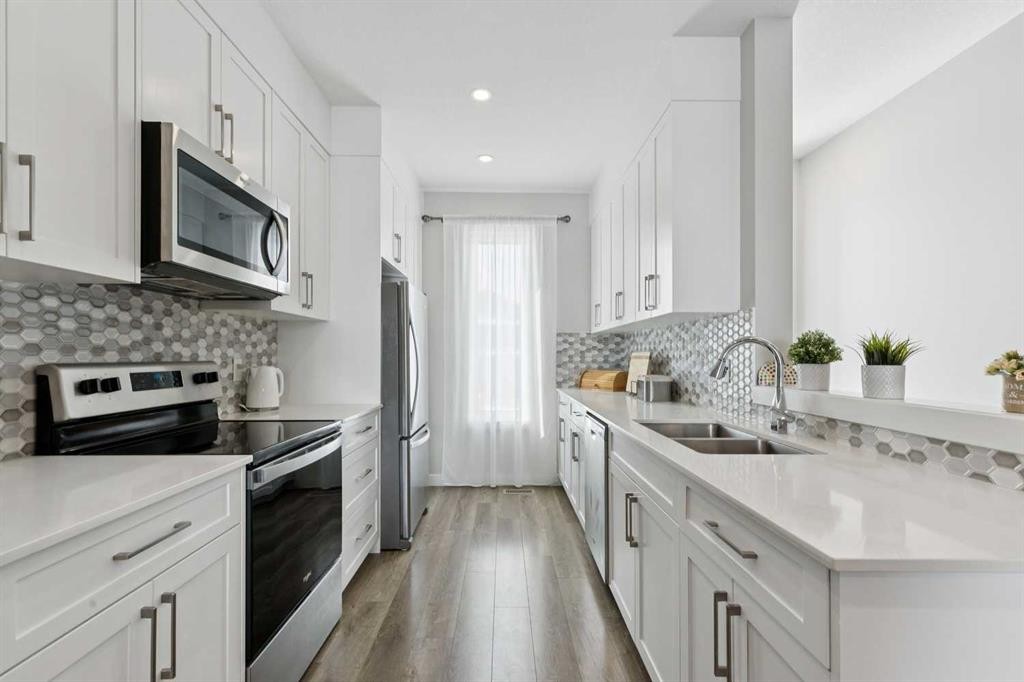579 Evanston Link, Calgary, AB - Indoor Photo Showing Kitchen With Stainless Steel Kitchen With Double Sink With Upgraded Kitchen