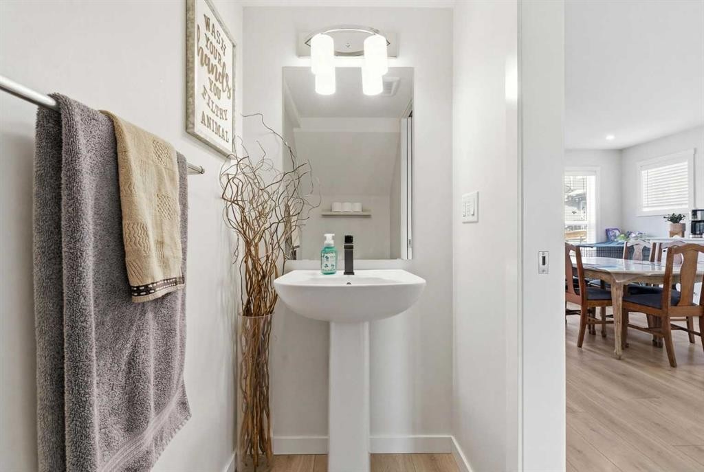 479 Cranbrook Square Se, Calgary, AB - Indoor Photo Showing Bathroom