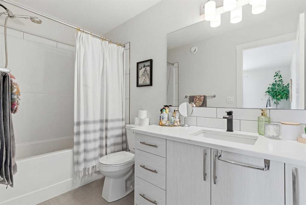 479 Cranbrook Square Se, Calgary, AB - Indoor Photo Showing Bathroom