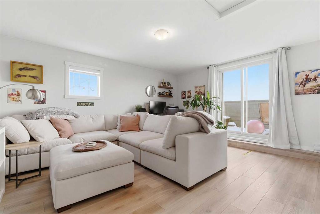 479 Cranbrook Square Se, Calgary, AB - Indoor Photo Showing Living Room